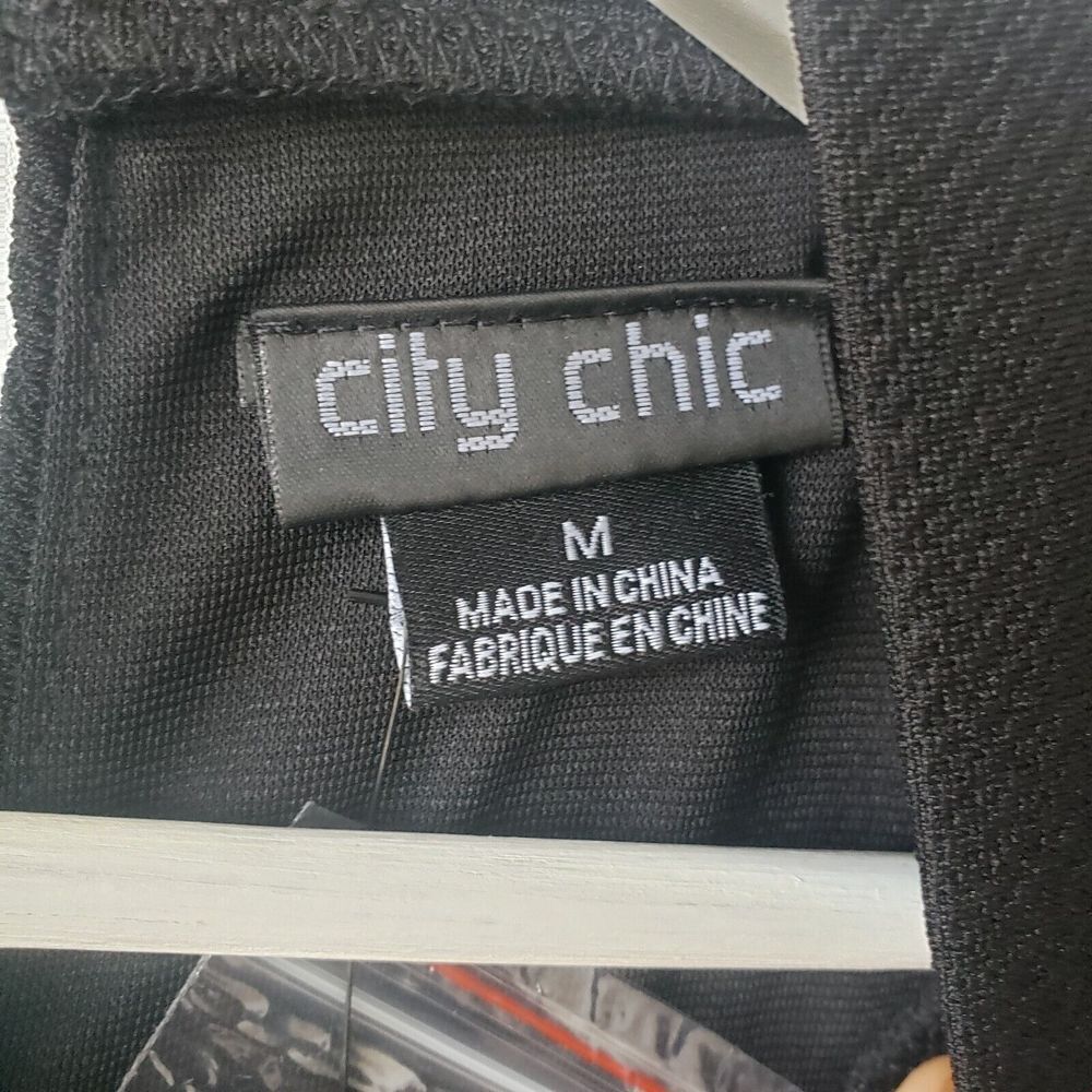 Elegant Black Sleeveless Dress - Picture 6 of 7